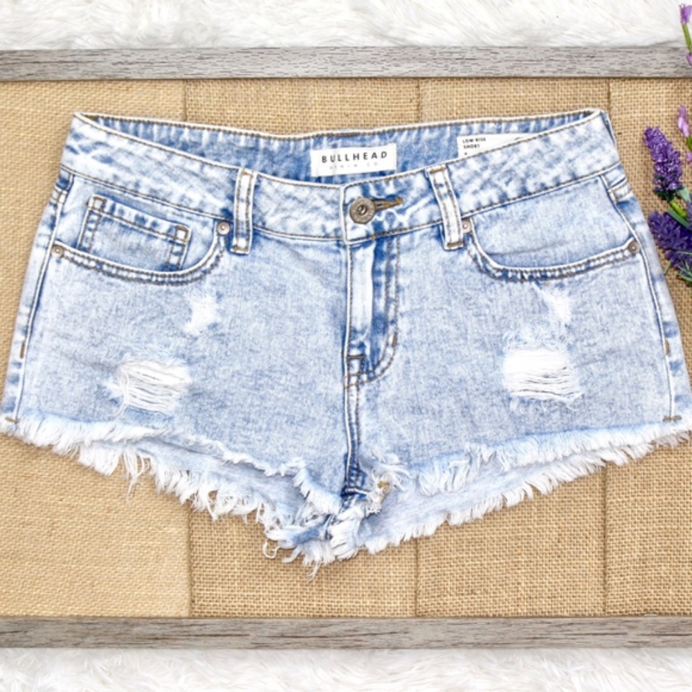 SALE Bullhead light washed distressed jean shorts
